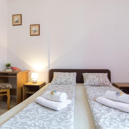 Pape Punat Apartmani I Sobe Kültér fotó